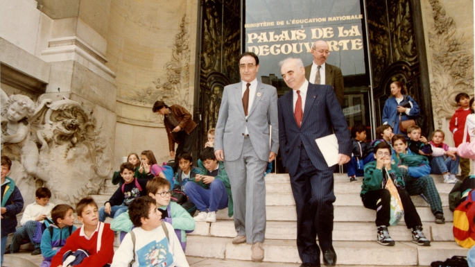 Hubert Curien avec son homologue allemand Heinz Reisenhüber à Paris, le 16 décembre 1988, lors de la réunion ministérielle de lancement de l'ESRF (European Synchrotron Research Facility