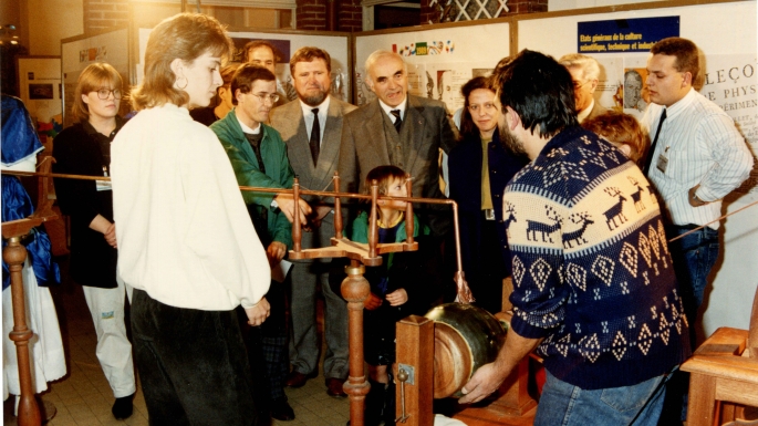 Visite du ministre Hubert Curien à l'université de Shangai, 1985